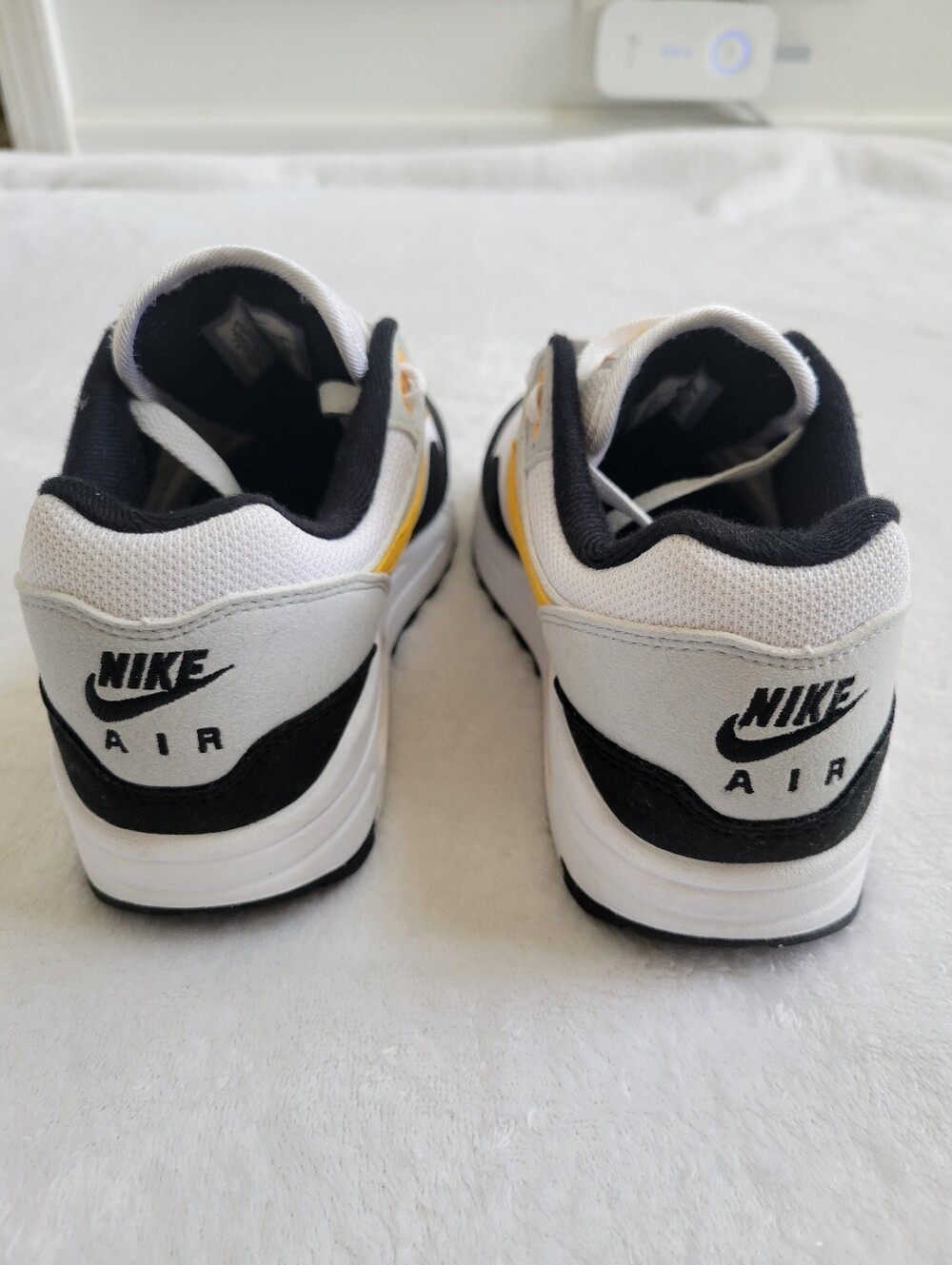 Nike Air Max 1 Sneaker University Gold‎ White Black Trainer Men Size 6.5 - Picture 3 of 9